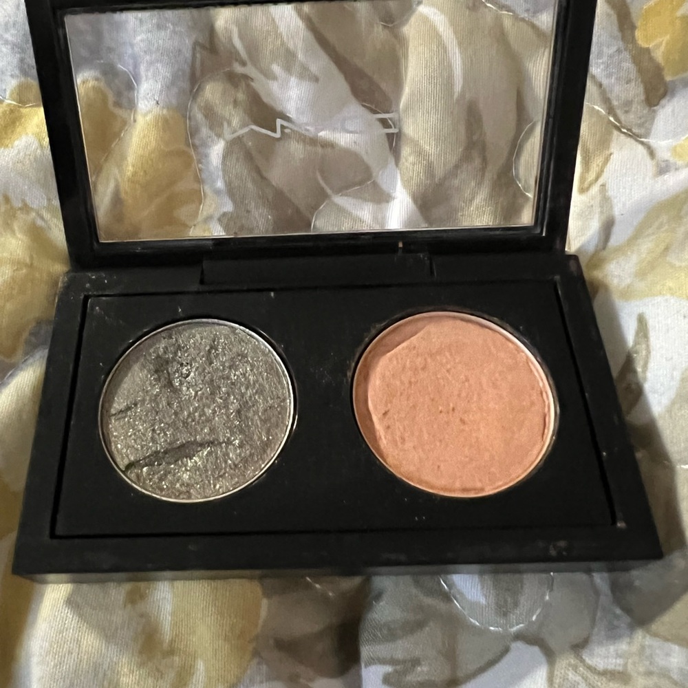 MAC Cosmetics Eyeshadow duo